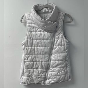 Rebook Lightweight Silver / Grey / Pearl Asymmetrical Puffer Vest Size Med